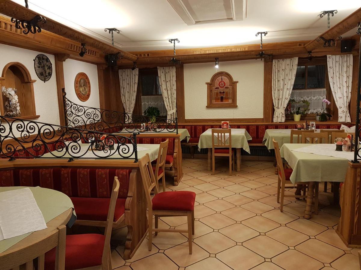 Gasthof - Restaurant Loecker رادستادت المظهر الخارجي الصورة